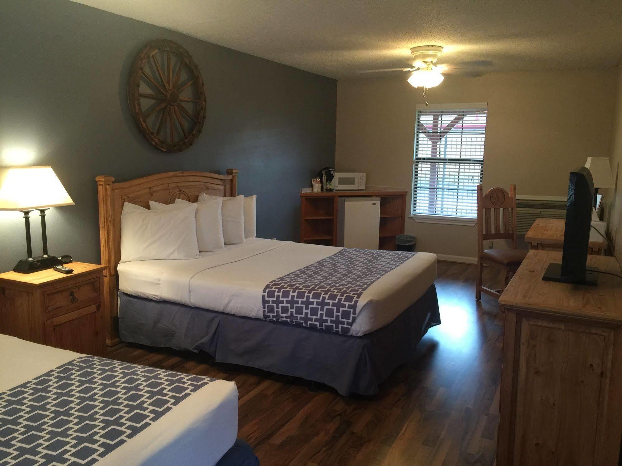 Four Horseman Travel Lodge Pilot Point Екстериор снимка
